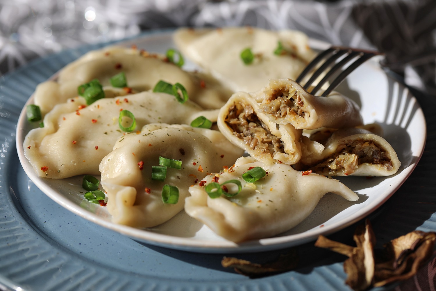 Вареники з капустою і грибами